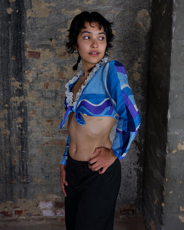 Vintage 70s crop top with wave print in blue and purple with ruffled collar | XS-S