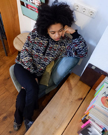 Stay warm with this vintage 80s wool blend sweater! It features cute car all over this vintage sweater, and has a double layer (double stiched!) for extra cosyness. Perfect for winter weather!