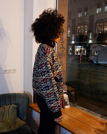 Stay warm with this vintage 80s wool blend sweater! It features cute car all over this vintage sweater, and has a double layer (double stiched!) for extra cosyness. Perfect for winter weather!