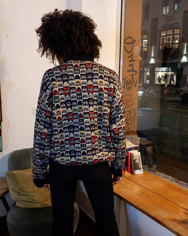 Stay warm with this vintage 80s wool blend sweater! It features cute car all over this vintage sweater, and has a double layer (double stiched!) for extra cosyness. Perfect for winter weather!