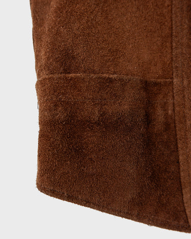 Looking for that perfect 90s vibe? This vintage brown suede vest nails it. Soft suede, relaxed cut – fits M to L. Easy to style, whether layered or worn solo. A classic piece with laid-back attitude.