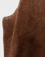Looking for that perfect 90s vibe? This vintage brown suede vest nails it. Soft suede, relaxed cut – fits M to L. Easy to style, whether layered or worn solo. A classic piece with laid-back attitude.