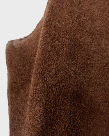 Looking for that perfect 90s vibe? This vintage brown suede vest nails it. Soft suede, relaxed cut – fits M to L. Easy to style, whether layered or worn solo. A classic piece with laid-back attitude.