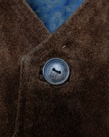 Looking for that perfect 90s vibe? This vintage brown suede vest nails it. Soft suede, relaxed cut – fits M to L. Easy to style, whether layered or worn solo. A classic piece with laid-back attitude.