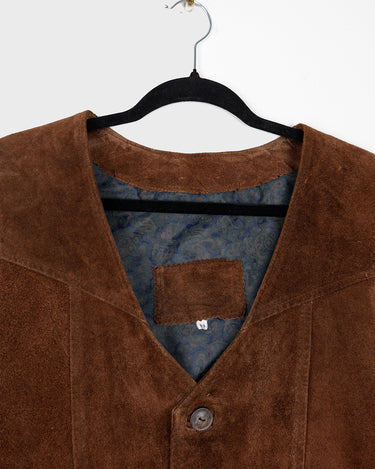 Looking for that perfect 90s vibe? This vintage brown suede vest nails it. Soft suede, relaxed cut – fits M to L. Easy to style, whether layered or worn solo. A classic piece with laid-back attitude.