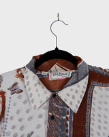 Vintage 90s brown and white patterned shirt in L-XL, designed for anyone who’s all about that authentic vintage vibe. Lightweight and relaxed, it brings easygoing style to your daily look without breaking a sweat. Perfect for those who want to keep it cool and casual every day.