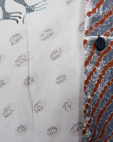 Vintage 90s brown and white patterned shirt in L-XL, designed for anyone who’s all about that authentic vintage vibe. Lightweight and relaxed, it brings easygoing style to your daily look without breaking a sweat. Perfect for those who want to keep it cool and casual every day.