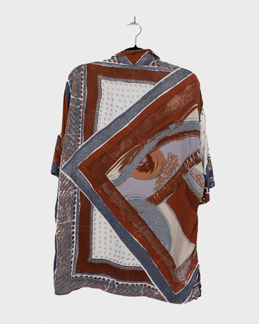 Vintage 90s brown and white patterned shirt in L-XL, designed for anyone who’s all about that authentic vintage vibe. Lightweight and relaxed, it brings easygoing style to your daily look without breaking a sweat. Perfect for those who want to keep it cool and casual every day.