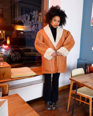 Leave the cold winter days behind and upgrade your wardrobe with this vintage 80s brown shearling coat! Luxuriously soft and cozy, it has a casual fit that makes it perfect for everyday wear. So why not give yourself a timrless 80s-inspired look? It'll definitely keep you!