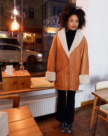 Leave the cold winter days behind and upgrade your wardrobe with this vintage 80s brown shearling coat! Luxuriously soft and cozy, it has a casual fit that makes it perfect for everyday wear. So why not give yourself a timrless 80s-inspired look? It'll definitely keep you!