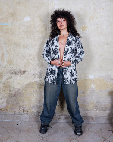 Introducing our stunning Vintage 90s floral blazer! Made with a lightweight, thin material, this blazer is perfect for breezy days. Keep your outfit fresh and versatile with this floral patterned blazer.&nbsp;