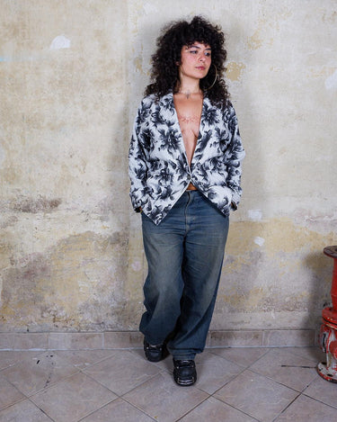 Introducing our stunning Vintage 90s floral blazer! Made with a lightweight, thin material, this blazer is perfect for breezy days. Keep your outfit fresh and versatile with this floral patterned blazer. 