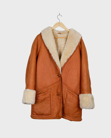 Leave the cold winter days behind and upgrade your wardrobe with this vintage 80s brown shearling coat! Luxuriously soft and cozy, it has a casual fit that makes it perfect for everyday wear. So why not give yourself a timrless 80s-inspired look? It'll definitely keep you!
