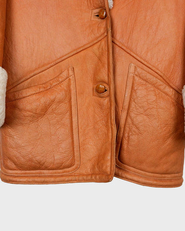 Leave the cold winter days behind and upgrade your wardrobe with this vintage 80s brown shearling coat! Luxuriously soft and cozy, it has a casual fit that makes it perfect for everyday wear. So why not give yourself a timrless 80s-inspired look? It'll definitely keep you!