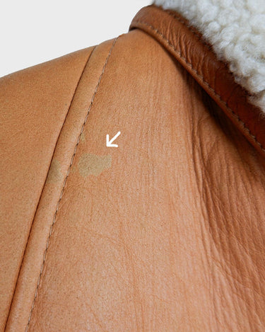 Leave the cold winter days behind and upgrade your wardrobe with this vintage 80s brown shearling coat! Luxuriously soft and cozy, it has a casual fit that makes it perfect for everyday wear. So why not give yourself a timrless 80s-inspired look? It'll definitely keep you!