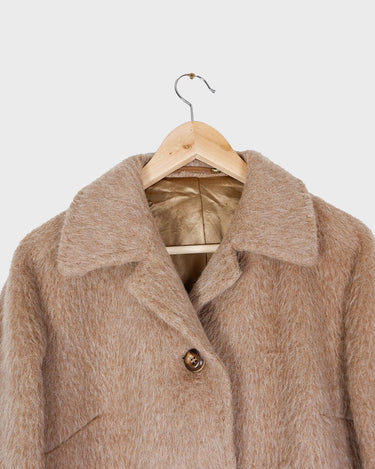 This Premium Vintage 80s llama coat is a real keeper! It's fluffy and cuddly in a beige brown A-form, perfect for sprinkling some furry fun into your style.