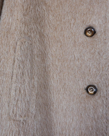 This Premium Vintage 80s llama coat is a real keeper! It's fluffy and cuddly in a beige brown A-form, perfect for sprinkling some furry fun into your style.