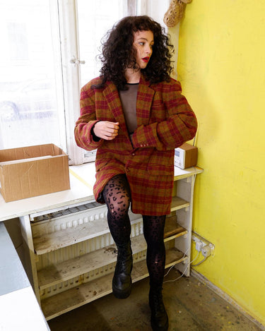 This vintage blazer combines cozy and casual vibes with a touch of grandpa-style charm. The burgundy tartan/checkered pattern adds a playful twist to this 90s piece. Go ahead and grab this wool blazer! Please keep in mind, that this jacket has some flaws at the lining near the armpits (already repaird - last photos).