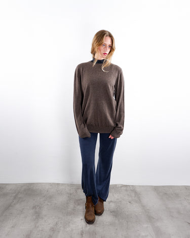 a woman is wearing a preloved brown 100% cashmere crew neck sweater | M-L from the online shop www.vintivintage.com