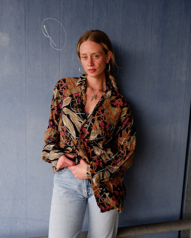 Discover this bold Columbus men's shirt with its chest pocket in size XL, featuring a vibrant tropical leaf and rope print in earthy tones of gold, brown, and hints of magenta on a deep black base. The eye-catching pattern is perfect for casual outings. Made for comfort and statement looks, this shirt combines standout design with relaxed fit.