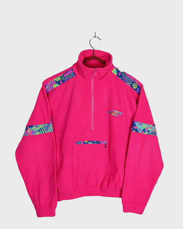 This 80s BRUGI fleece totally delivers with its punchy pink color and playful geometric patterns on the shoulders and sleeves. It’s lightweight, comfy and perfect for layering, featuring a zip-up front plus a front and two side pockets. A vintage piece that slays with pure vintage attitude!