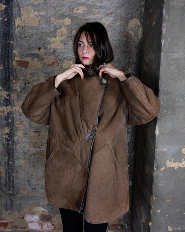 Vintage 80s brown shearling coat with asymmetric closure and shoulder pads | M-L