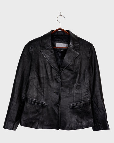 This timeless and sleek black leather blazer is crafted from buttery soft lamb leather. A true all-rounder, it adds elegance to any outfit.