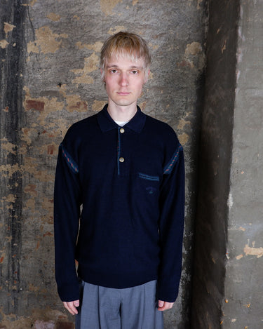 a man is wearing a Vintage 90s NAVIGARE navy blue sweater from the online shop vinti vintage