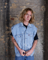 This vintage sleeveless denim vest in a laid-back light-blue wash brings easy 90s vibes to any look. The relaxed cut-off arms, casual seam details and classic button-front give it a cool, effortless feel that fits into any chill outfit.