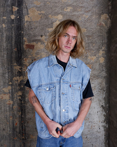 This vintage sleeveless denim vest in a laid-back light-blue wash brings easy 90s vibes to any look. The relaxed cut-off arms, casual seam details and classic button-front give it a cool, effortless feel that fits into any chill outfit.