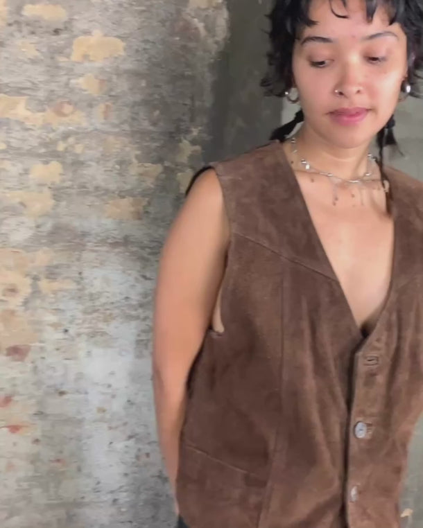 Looking for that perfect 90s vibe? This vintage brown suede vest nails it. Soft suede, relaxed cut – fits M to L. Easy to style, whether layered or worn solo. A classic piece with laid-back attitude.
