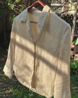 Soft, airy, and effortlessly cool – this vintage 80s linen blouse in a light beige / cream tone brings timeless style. The breathable (a bit see trough) fabric make it perfect for sunny days, casual layering or adding a vintage twist to your everyday look.