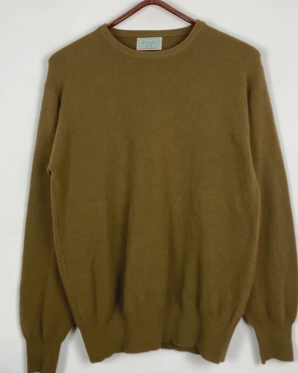 Introducing the must-have for any vintage lover: the Vintage 80s Dark Mustard Yellow Benetton Lambswool Sweater! With its timeless design and cozy feeling, this laid-back piece will be your go-to for any occasion.