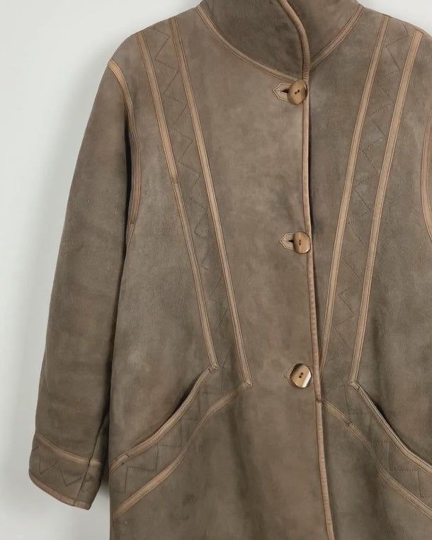 Get cozy in style with this vintage 80s shearling coat in brown. Its timeless design and soft warmth will have you feeling snug and stylish all season long. Don't miss out on this irresistible call to coziness!