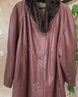 Timeless and effortlessly chic – this vintage women’s leather coat is made from lightweight genuine leather in a rich brown tone. Its relaxed silhouette flatters every figure, while the plush faux fur collar adds a hint of luxe. Perfect for layering through the seasons.